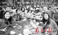 广州陈氏家族延续聚餐传统 70多人团聚过新年